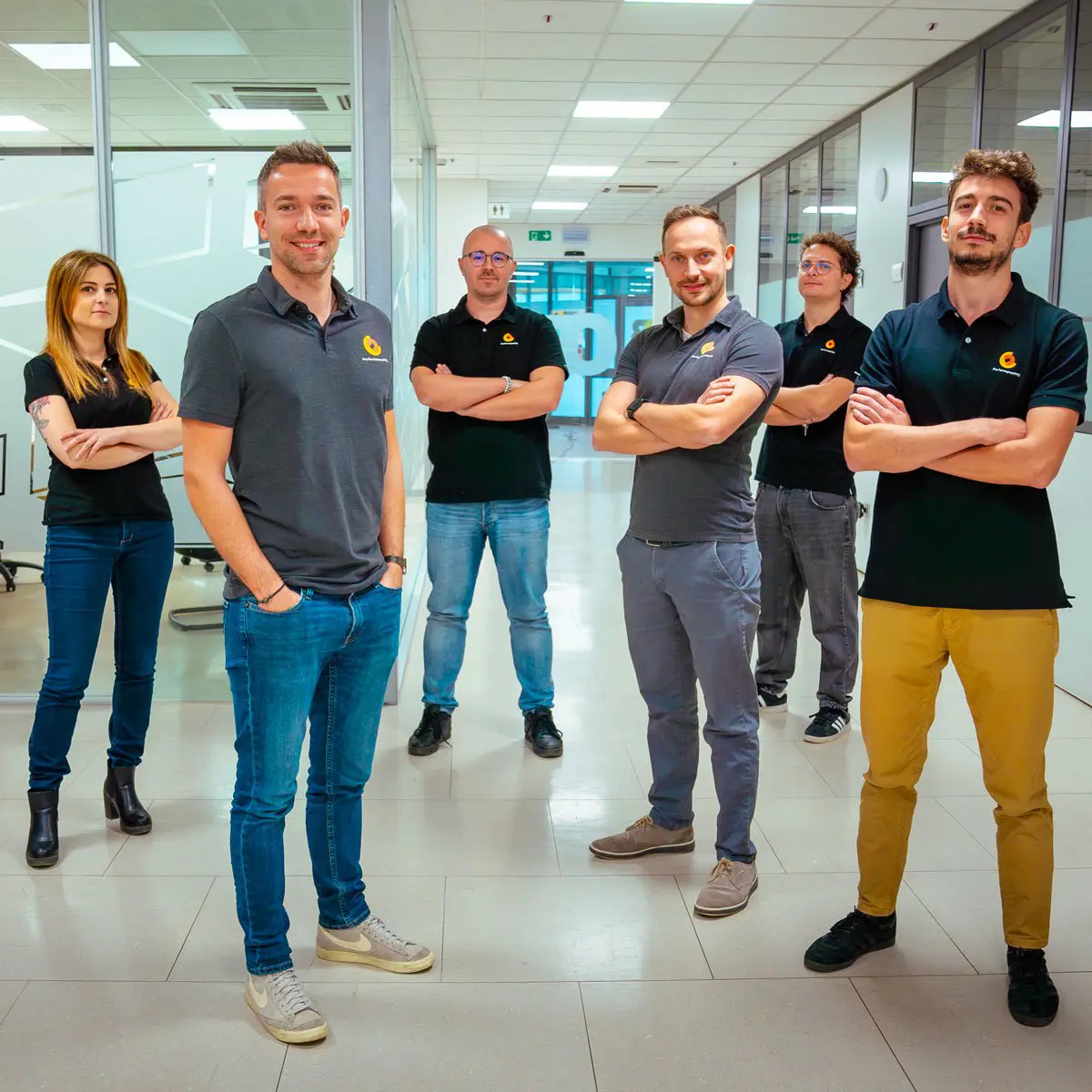 Il team di PerformancePPC nel corridoio dell’ufficio